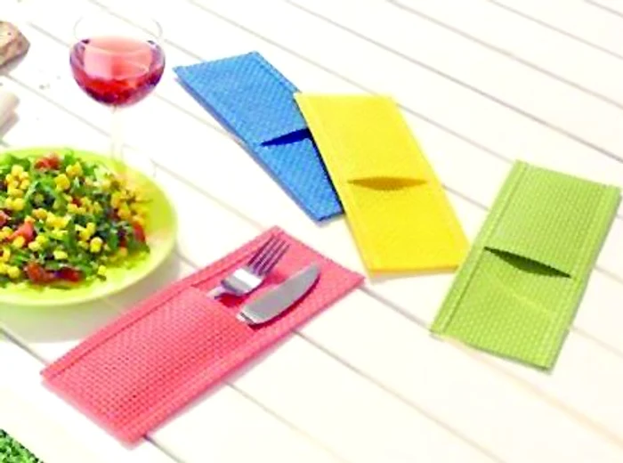 Măsuţă de cafea din furnir  de mesteacăn, cu poliţă  funcţională, la IKEA