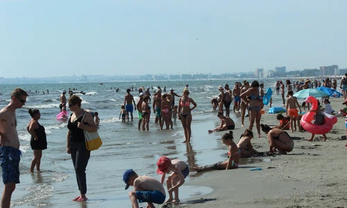 turisti plaja marea neagra jpeg
