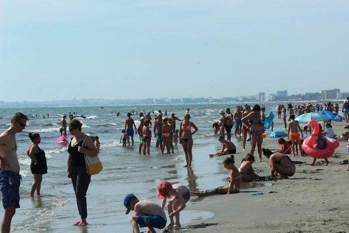 
    Medicii epidemiologi au descoperit în apa Mării Negre bacteria E.coli, în urma unor analize. Apa este infectată în Mamaia Sud, Eforie Nord și Venus  