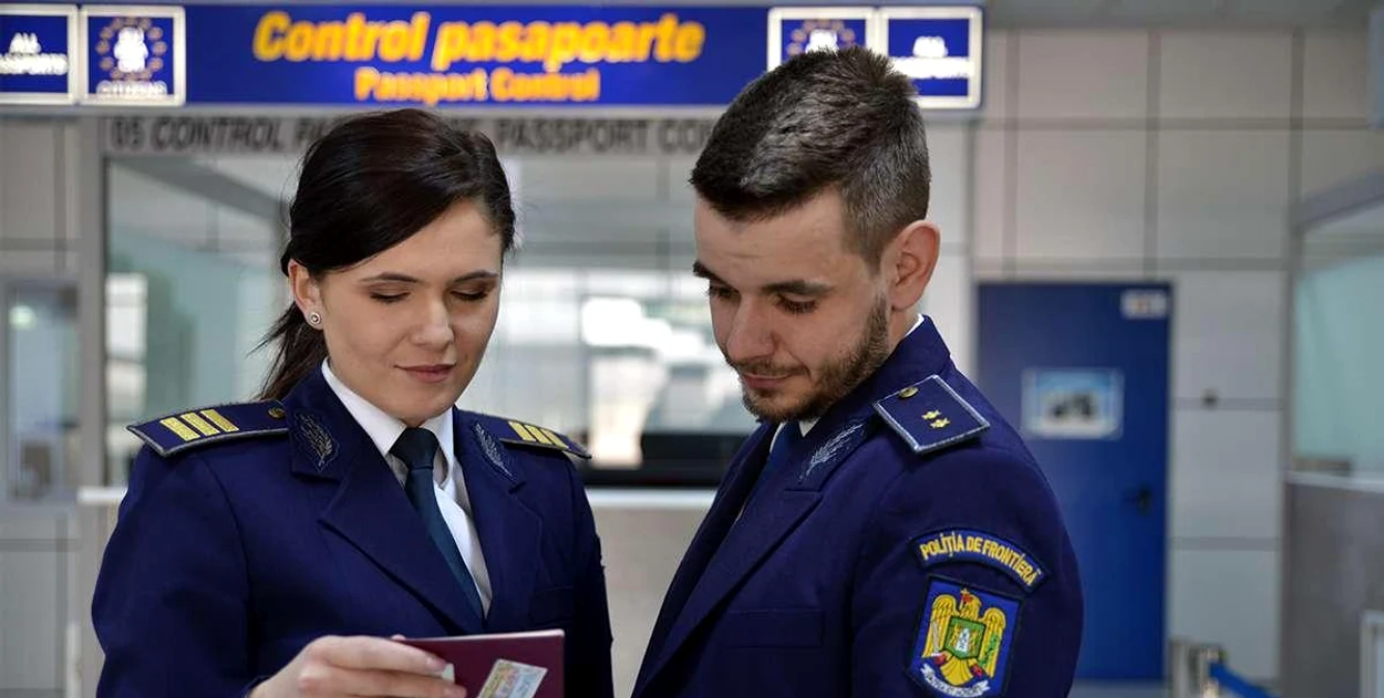 Polițiștii de frontieră au constatat că documentele sunt false. FOTO Poliția de Frontieră