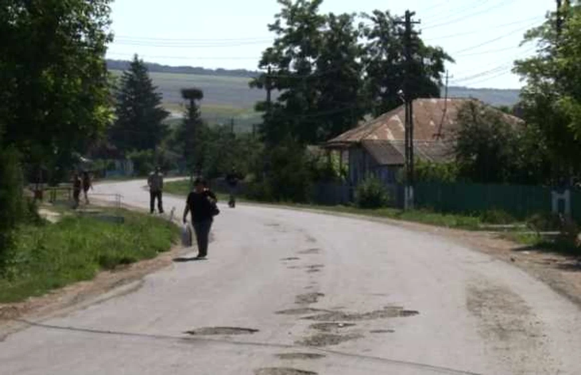 Drumul strategic este o şosea plină de gropi, aproape impracticabilă FOTO Cosmin Zamfirahce