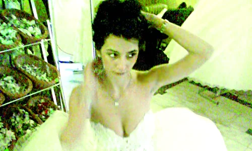 Dana a ales o rochie de mireasă  care îi pune sânii în valoare jpeg