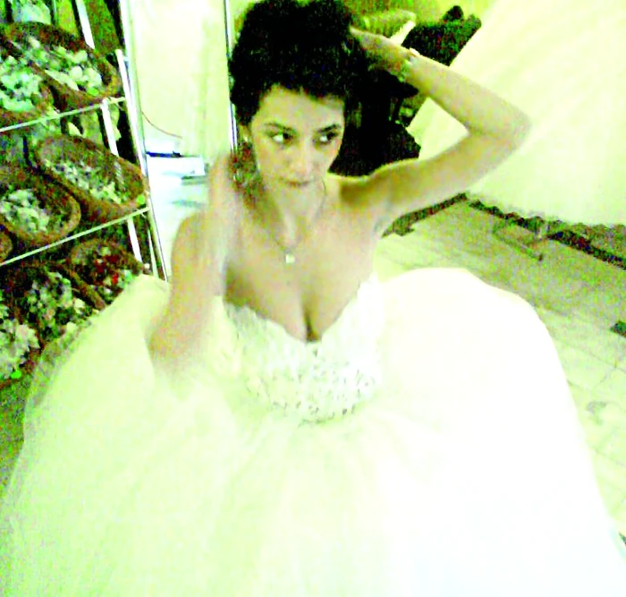 Dana a ales o rochie de mireasă  care îi pune sânii în valoare