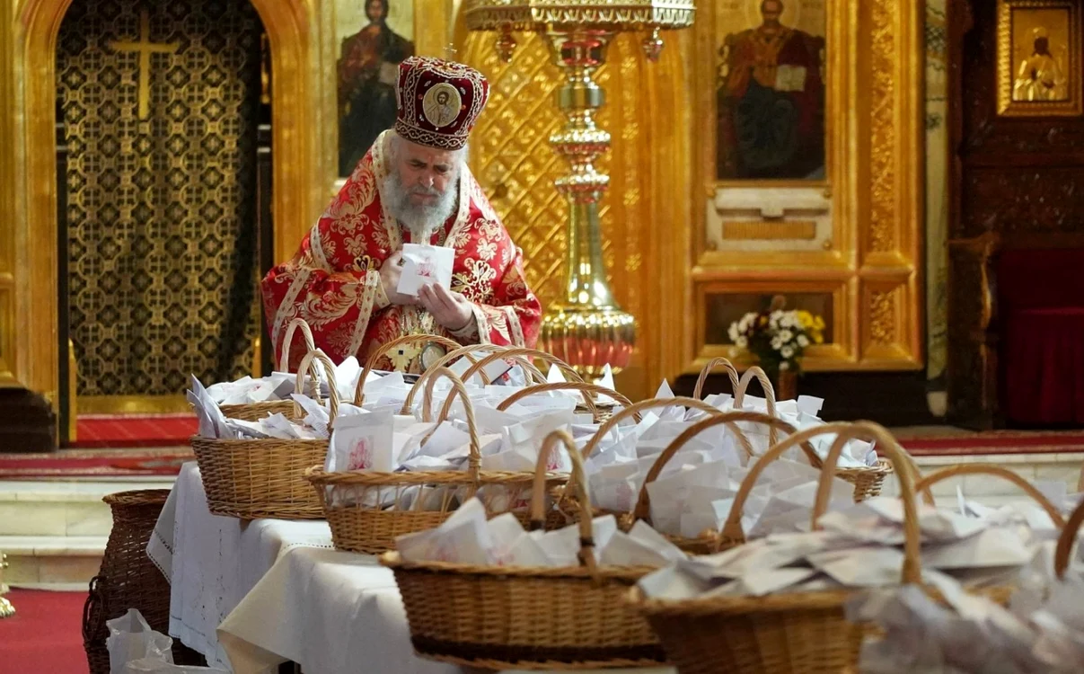 Pasca este pregătită pentru a fi dusă credincioşilor FOTO Costiuc Petrică
