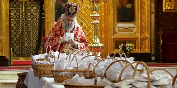 Pasca este pregătită pentru a fi dusă credincioşilor FOTO Costiuc Petrică