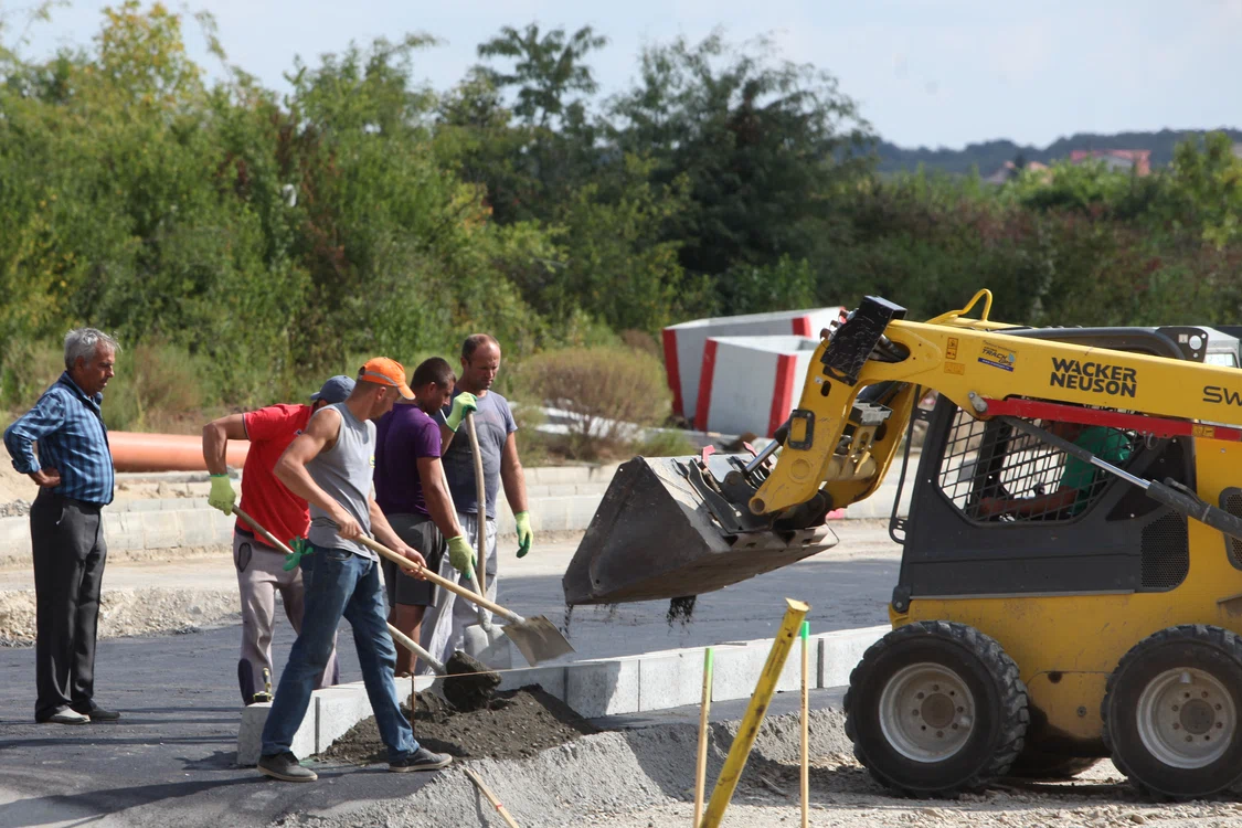 La Autostrada București - Ploiești lucrează patru muncitori cu lopata
