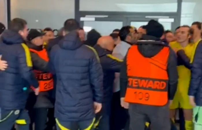 Scandal la pauza meciului FCSB-Fenerbahce Foto/Captură digisport.ro