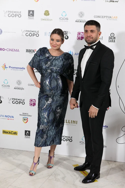 Pe Laura Cosoi, care devine mamă pentru a treia oară în luna iunie, nu o scapă din ochi soțul ei,