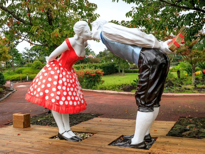 
    Vizitatorii trebuie să aibă cel puţin 18 ani @shutterstockclickpentrufemei.ro  