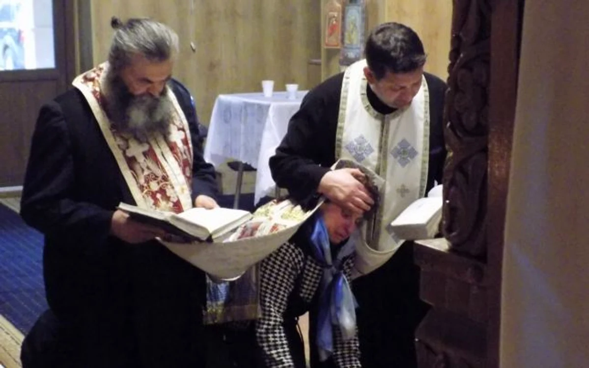 
    Femeia a fost trimisă de medici la preoţi  foto: Mircea Merticariu/Adevarul  