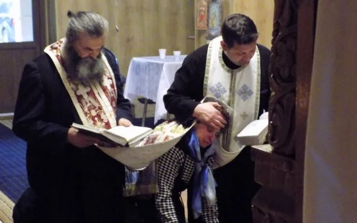 
    Femeia a fost trimisă de medici la preoţi  foto: Mircea Merticariu/Adevarul  