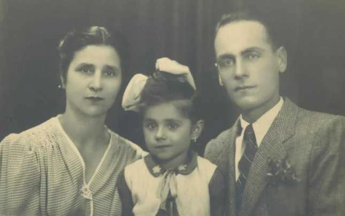 Bunica Ilinca şi bunicul Gheorghe alături de mama lui Cristian Nicolae      FOTO: Arhivă personală