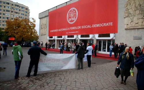 Protest anti-Roşia Montană mascat de poliţişti locali în civil la Iaşi