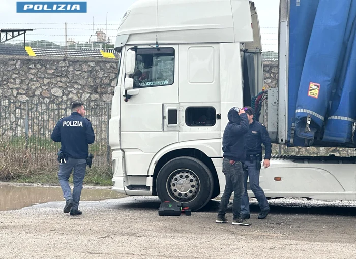 Un șofer român a fost prins transportând un TIR plin de cocaină. FOTO: Poliția Italiană 