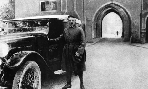Un fals istoric: fotografia cu Hitler la ieșirea din închisoare jpeg