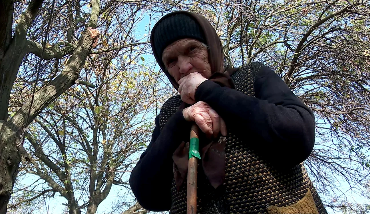 Bătrâna se roagă să vină o iarnă blândă. FOTO Iulian Bunilă