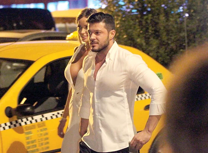 Ziua stau la plajă, noaptea bat cluburile împreună