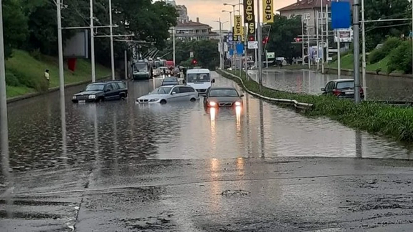 
    Un bulgar a profitat de inundație pentru a se plimba cu caiacul   