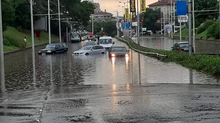 Un bulgar a profitat de inundație pentru a se plimba cu caiacul