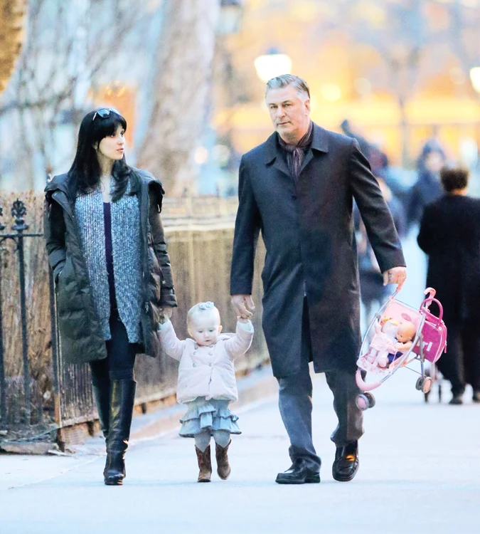 
    Actorul ştie cum să  se împartă între fetiţă  şi bebeluşul de jucărie  