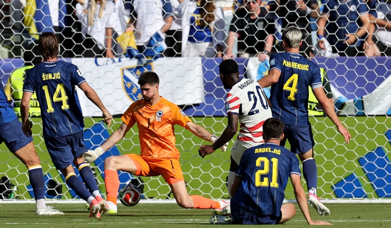 Folarin Balogun (alb) intră în statisticile Mondialului (FOTO: EPA)