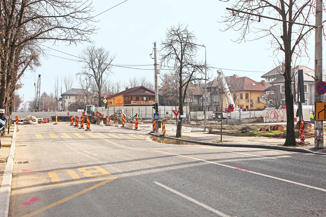 
    Ieri, constructorul s-a ocupat  de consolidarea terenului care  stătea să se prăbuşească  