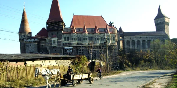 Atmosfera medievală a castelului este stricată de lipsa investiţiilor  . Foto: D. Guţă
