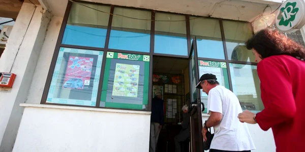 Banii din încasările unei agenţii loto au fost furaţi de un tânăr înarmat cu un cuţit (foto:arhivă Adevărul) 