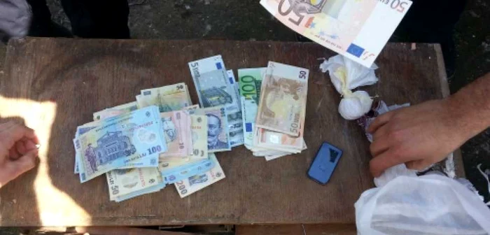 În urma percheziţiilor efectuate, au fost găsite şi ridicate în vederea cercetărilor 254,72 grame de heroină