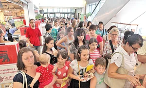 Zeci de oameni și au adus copiii  să ia autografe de la artiști jpeg