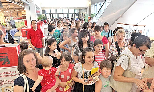 Zeci de oameni și au adus copiii  să ia autografe de la artiști jpeg