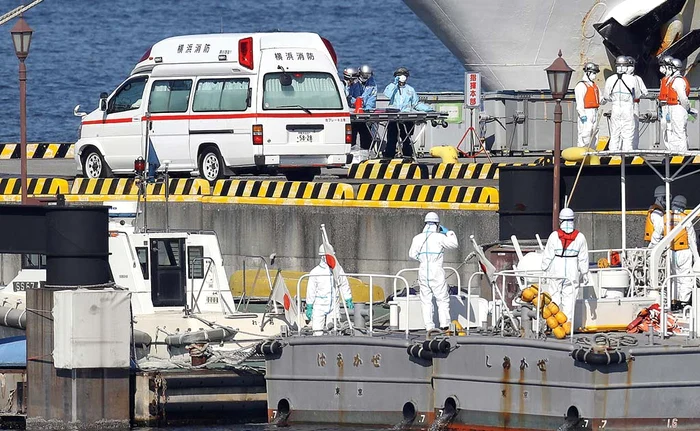 Sute de asistente şi medici japonezi vin la bordul vasului pentru a-i ridica pe bolnaviFotografii: EPA-EFE / Mediafax