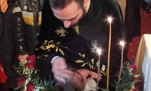 La Biserica Sfânta Treime din Piteşti se fac şi botezuri  jpeg