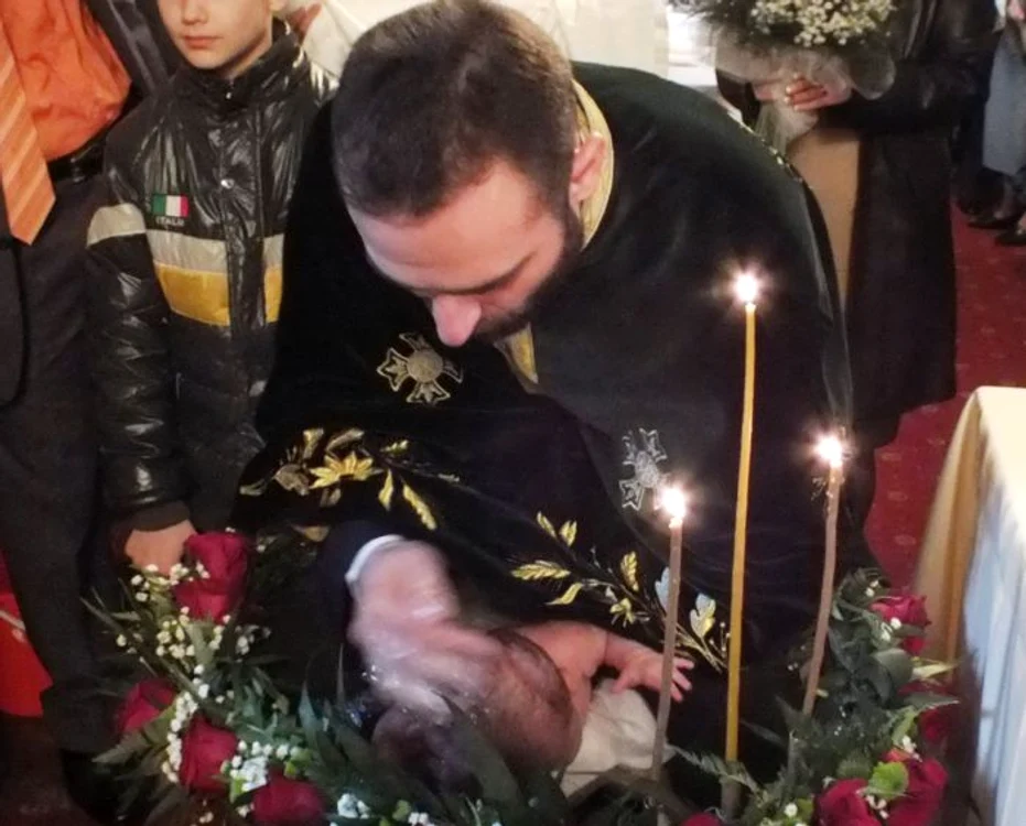 La Biserica Sfânta Treime din Piteşti se fac şi botezuri.