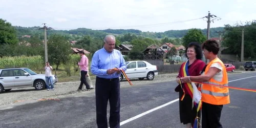 Panglica inaugurală a fost tăiată de Ion Călinoiu și de primărița Mosor