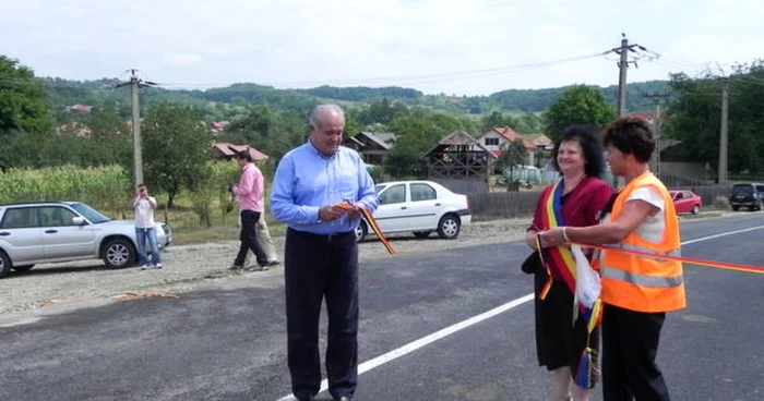 Panglica inaugurală a fost tăiată de Ion Călinoiu și de primărița Mosor