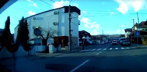 Un tânăr la un pas de a fi spulberat pe o trecere de pietoni din Râmnicu Vâlcea Foto captură video