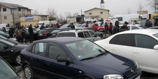 Bărbatul nu recunoaşte că maşinile sunt furate