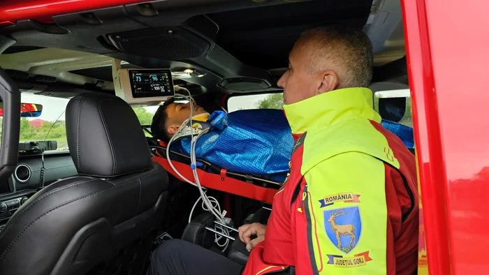 Ambulanța poate transporta un accidentat pe targa si doi salvatori Foto: Cosmin Popescu/Facebook