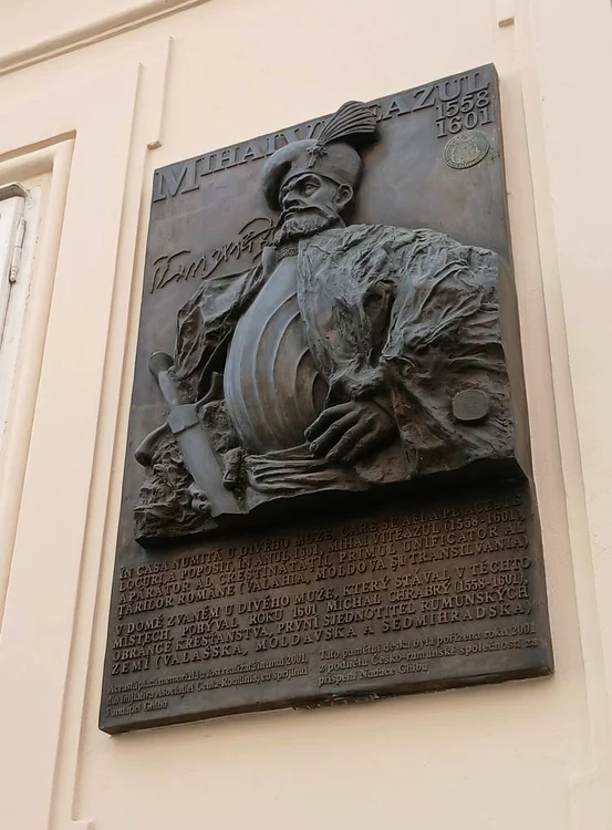 Placa memorială dedicată lui Mihai Viteazul a fost realizată în 2001 de Asociația Cehia-România