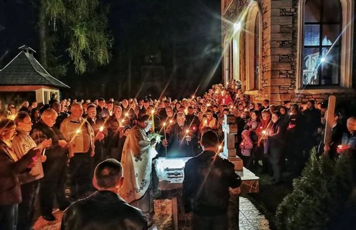 Slujba de Înviere în localitatea Magazia, comuna Crăcăoani, Neamţ FOTO: Ionuţ Ştefănescu