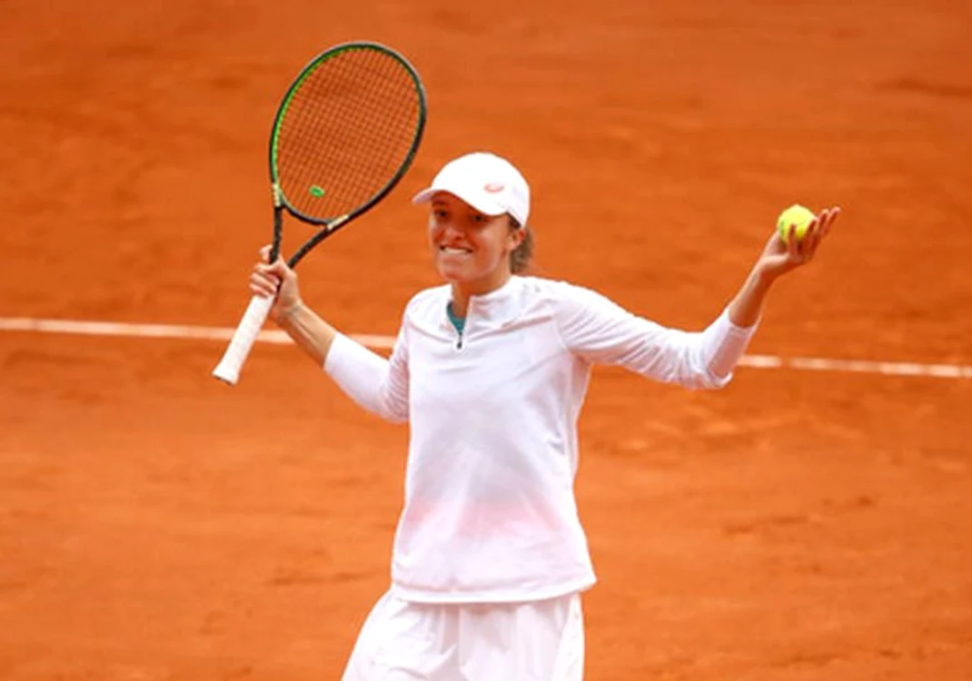 
    Iga Swiatek s-a calificat în finală la Roland GarrosFoto: Guliver/ GettyImages  