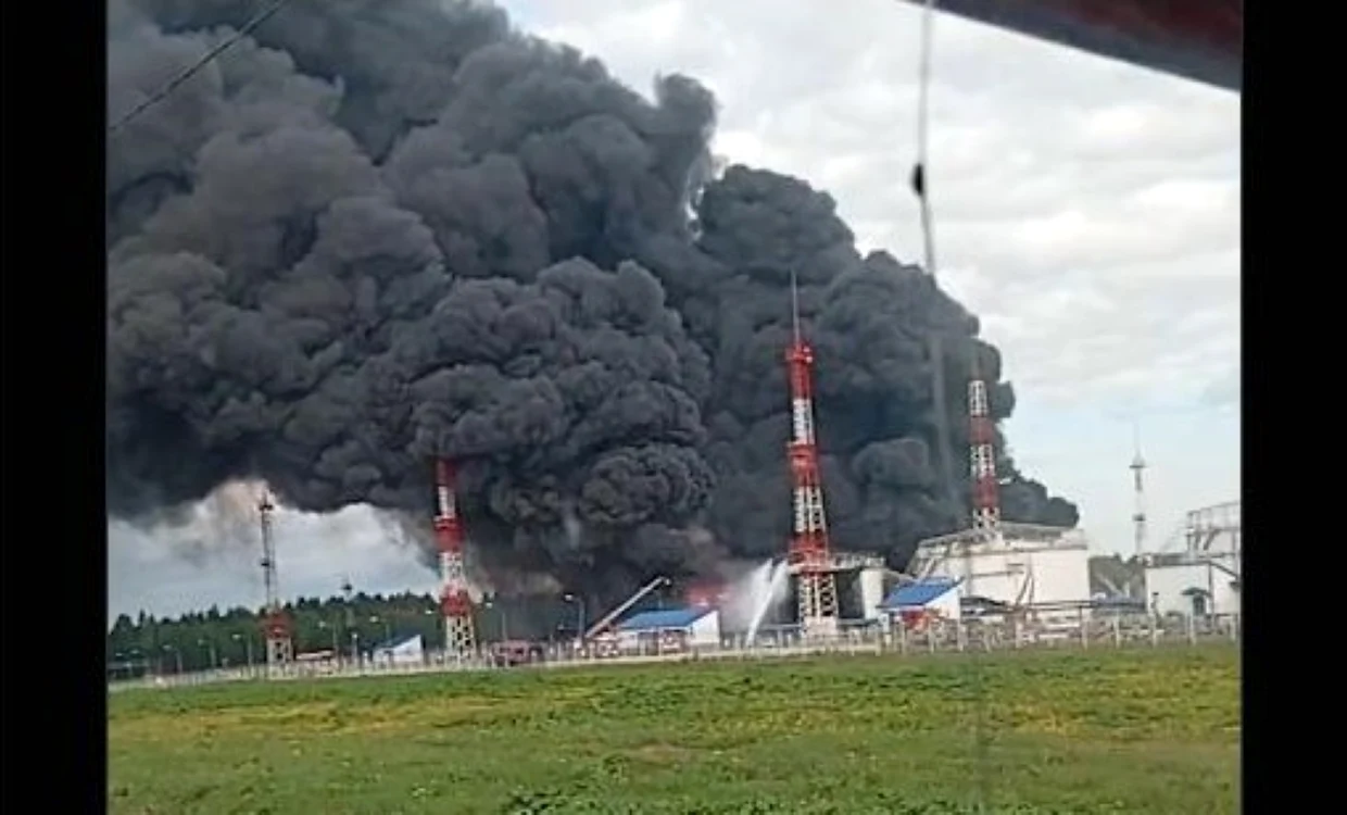 Rafinăria rusă, distrusă de dronele ucrainene. Foto: captură video X