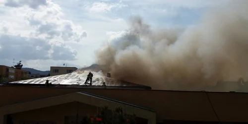 Incendiul s-a manifestat cu degajare mare de fum. FOTOISU Braşov