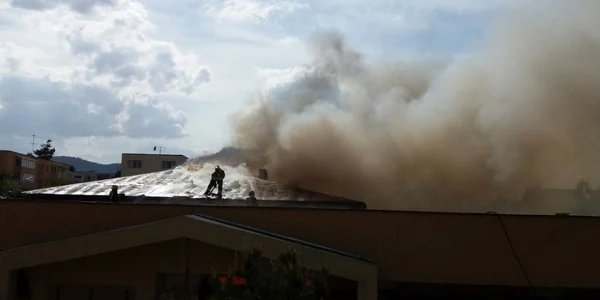 Incendiul s-a manifestat cu degajare mare de fum. FOTOISU Braşov