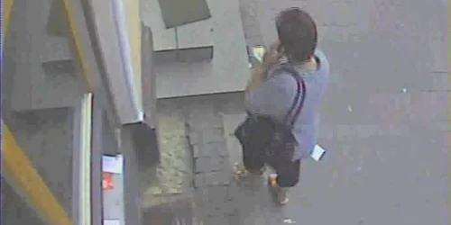 Femeia este căutată de polițiști