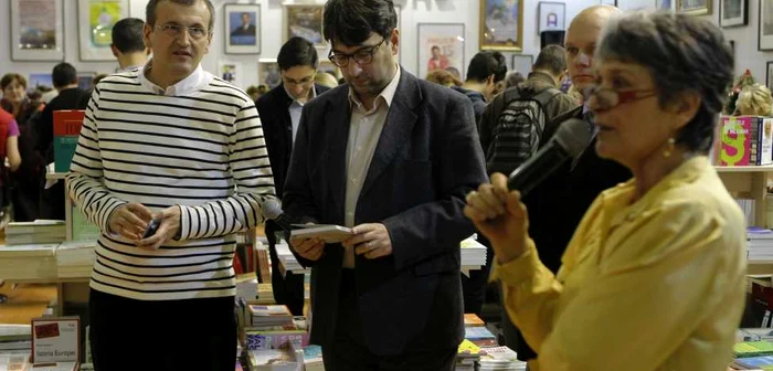 Cristian Preda, Sever Voinescu şi Ioan Stanomir, la standul editurii Curtea Veche FOTO Eduard Enea