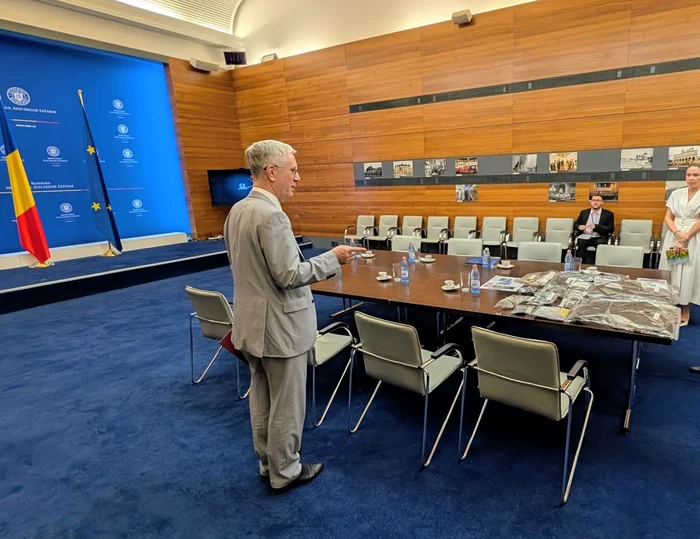 Ambasadorului rus i-au fost prezentate fragmentele de dronă. FOTO MAE