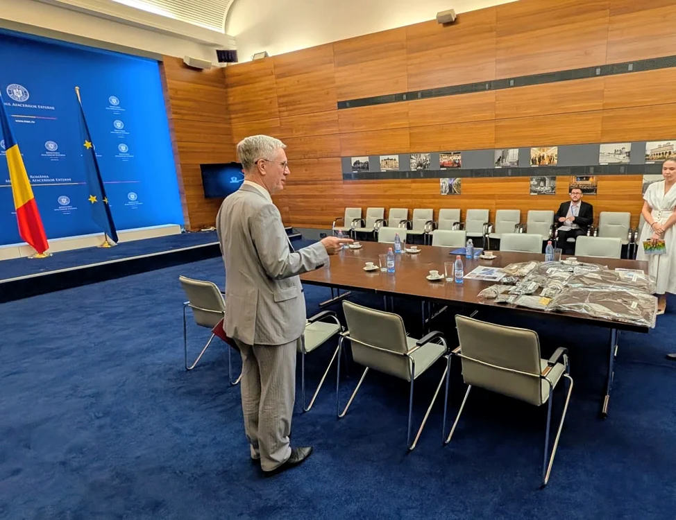 Ambasadorului rus i-au fost prezentate fragmentele de dronă. FOTO MAE