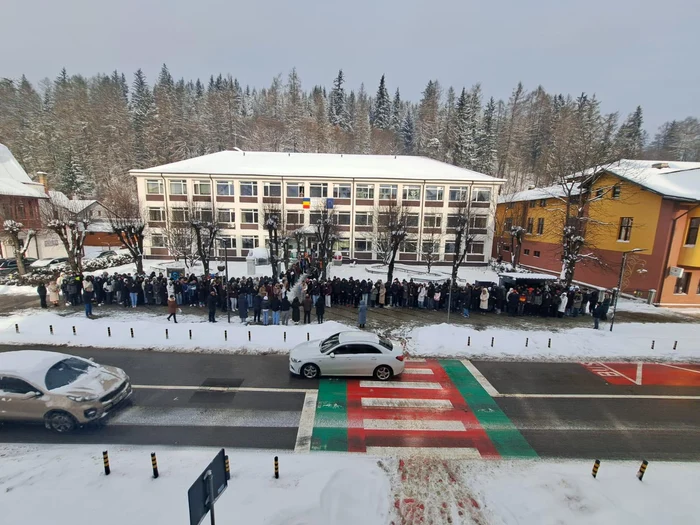 Moment de reculegere laa liceul ”Ion Luca” FOTO: Facebook/Orion Media Vatra Dornei